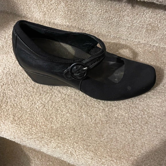 Black stretchy sleek shoe with 1”wedge heel - Picture 9 of 10